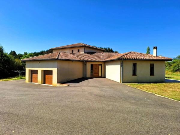 Maison d'architecte de 250 m²  4 chambres Terrain de plus de 5 000 m² Proche Paisance et Nogaro