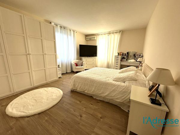 MAISON BOURGEOISE PLAIN PIED de 280 m² sur un terrain de 15 ares.