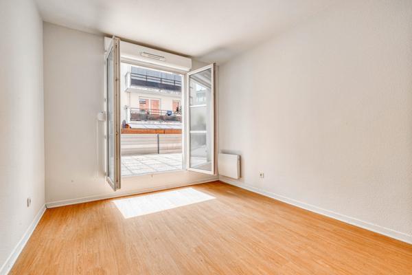 Dans jolie copropriété avec grande terrasse et stationnement