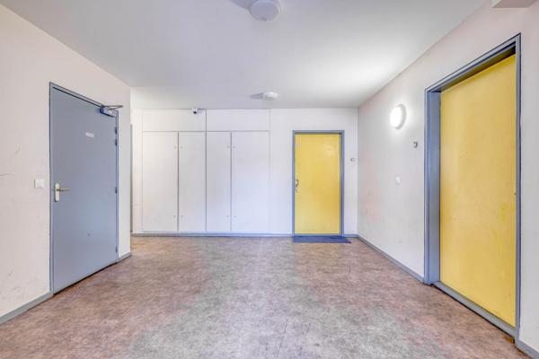 Dans jolie copropriété avec grande terrasse et stationnement