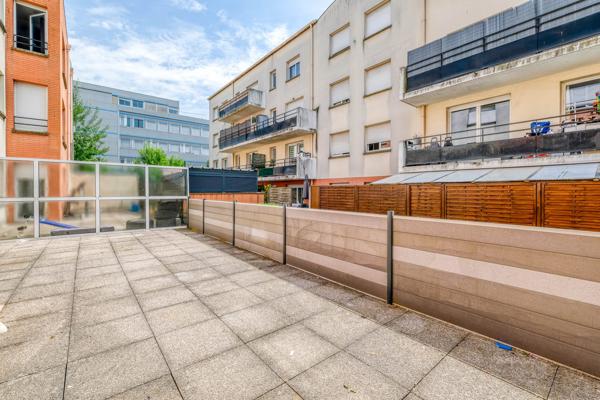 Dans jolie copropriété avec grande terrasse et stationnement