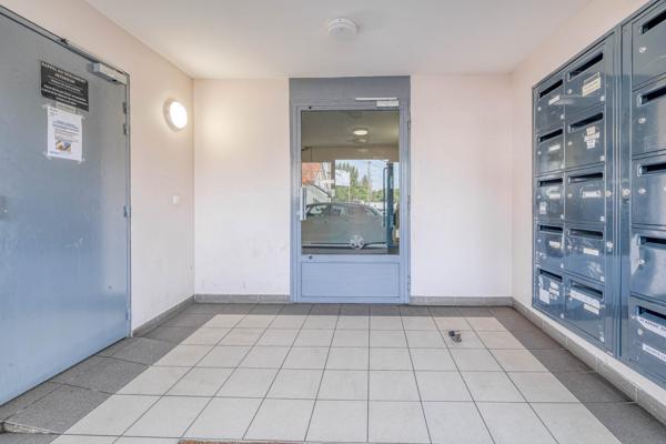 Dans jolie copropriété avec grande terrasse et stationnement
