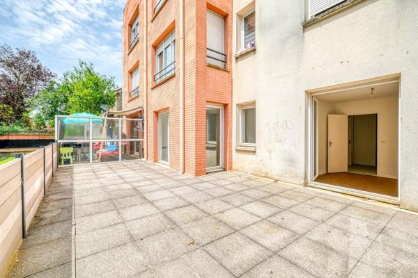 Dans jolie copropriété avec grande terrasse et stationnement