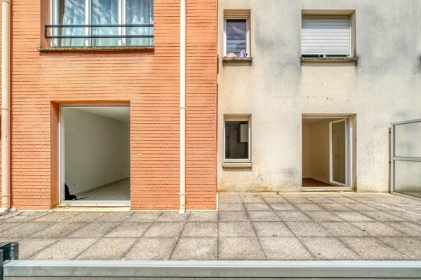 Dans jolie copropriété avec grande terrasse et stationnement