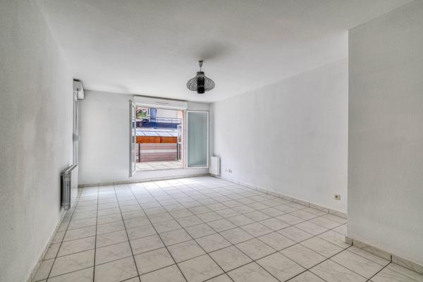 Dans jolie copropriété avec grande terrasse et stationnement