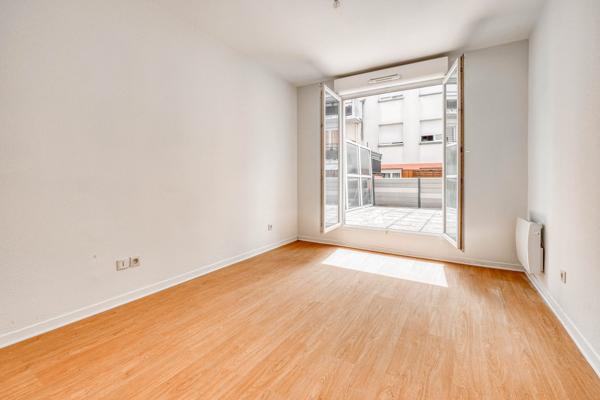 Dans jolie copropriété avec grande terrasse et stationnement