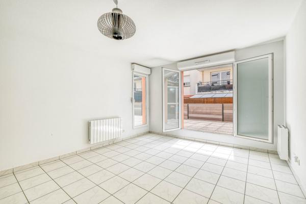 Dans jolie copropriété avec grande terrasse et stationnement