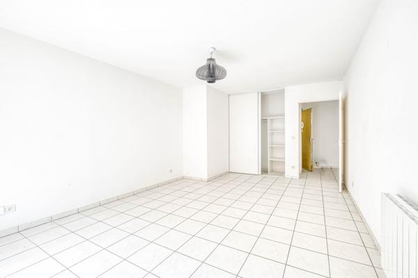 Dans jolie copropriété avec grande terrasse et stationnement