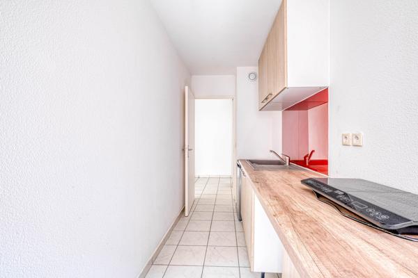 Dans jolie copropriété avec grande terrasse et stationnement