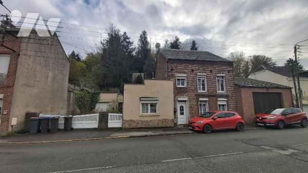 FOURMIES Maison semi-mitoyenne de 95 m2 habitable sur et avec 745 m2, comprenant :
- au rez-de...