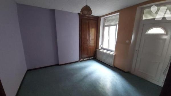 FOURMIES Maison semi-mitoyenne de 95 m2 habitable sur et avec 745 m2, comprenant :
- au rez-de...