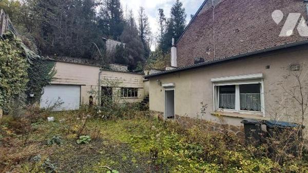 FOURMIES Maison semi-mitoyenne de 95 m2 habitable sur et avec 745 m2, comprenant :
- au rez-de...