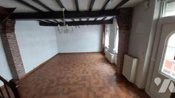 FOURMIES Maison semi-mitoyenne de 95 m2 habitable sur et avec 745 m2, comprenant :
- au rez-de...