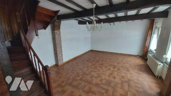 FOURMIES Maison semi-mitoyenne de 95 m2 habitable sur et avec 745 m2, comprenant :
- au rez-de...