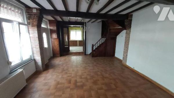 FOURMIES Maison semi-mitoyenne de 95 m2 habitable sur et avec 745 m2, comprenant :
- au rez-de...