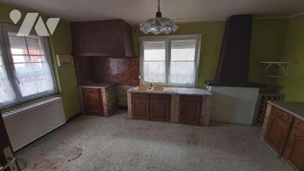 FOURMIES Maison semi-mitoyenne de 95 m2 habitable sur et avec 745 m2, comprenant :
- au rez-de...