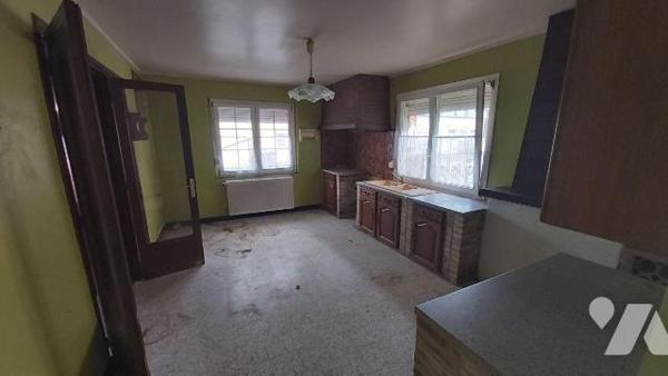 FOURMIES Maison semi-mitoyenne de 95 m2 habitable sur et avec 745 m2, comprenant :
- au rez-de...