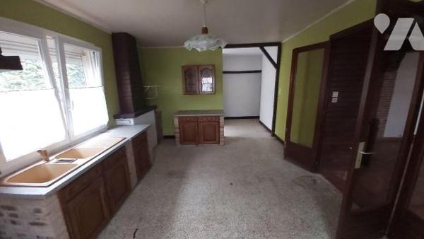 FOURMIES Maison semi-mitoyenne de 95 m2 habitable sur et avec 745 m2, comprenant :
- au rez-de...