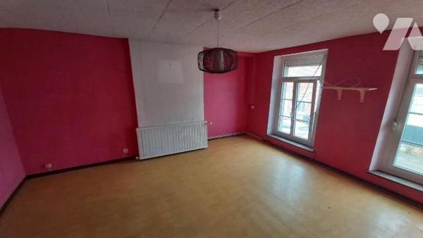 FOURMIES Maison semi-mitoyenne de 95 m2 habitable sur et avec 745 m2, comprenant :
- au rez-de...