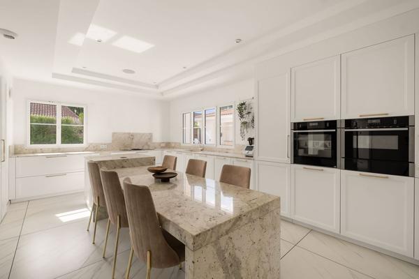 Villa 8 pièces de 269 m² à GENAS , Genas