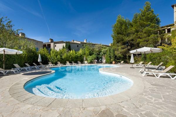RARE SUR LE DOMAINE DE PONT ROYAL–APPARTEMENT DE STANDING de 48m2 CLIMATISE AVEC TERRASSE, VUE DÉGAGÉE ET PISCINE PRIVATIVE