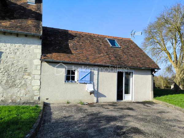 Amoureux des belles pierres ? Cette maison traditionnelle ne manquera pas de vous séduire.

Ses murs en pierre, ses poutres apparentes et sa grande pièce de vie conviviale avec poêle à bois créent une ambiance pleine de charme, où il fait bon se retrouver en famille. La cuisine séparée, spacieuse et lumineuse, invite à la convivialité.

Au rez-de-chaussée, une chambre permet une vie de plain-pied. 
À l’étage, trois belles chambres, une salle d’eau et de bains offrent tout le confort nécessaire pour une famille.

Le studio indépendant, avec sa grande pièce de vie, sa mezzanine et sa salle d’eau avec WC, ouvre de multiples possibilités : espace ado, télétravail, location saisonnière ou accueil d’amis.

Un double garage impeccable et son grenier aménageable viennent parfaire cet ensemble.

Le tout dans un quartier calme, à l’abri des regards, où règnent tranquillité et authenticité.
