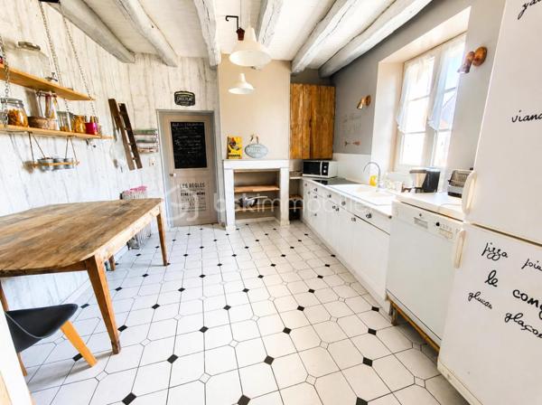 Amoureux des belles pierres ? Cette maison traditionnelle ne manquera pas de vous séduire.

Ses murs en pierre, ses poutres apparentes et sa grande pièce de vie conviviale avec poêle à bois créent une ambiance pleine de charme, où il fait bon se retrouver en famille. La cuisine séparée, spacieuse et lumineuse, invite à la convivialité.

Au rez-de-chaussée, une chambre permet une vie de plain-pied. 
À l’étage, trois belles chambres, une salle d’eau et de bains offrent tout le confort nécessaire pour une famille.

Le studio indépendant, avec sa grande pièce de vie, sa mezzanine et sa salle d’eau avec WC, ouvre de multiples possibilités : espace ado, télétravail, location saisonnière ou accueil d’amis.

Un double garage impeccable et son grenier aménageable viennent parfaire cet ensemble.

Le tout dans un quartier calme, à l’abri des regards, où règnent tranquillité et authenticité.