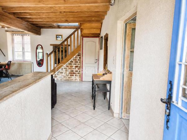 Amoureux des belles pierres ? Cette maison traditionnelle ne manquera pas de vous séduire.

Ses murs en pierre, ses poutres apparentes et sa grande pièce de vie conviviale avec poêle à bois créent une ambiance pleine de charme, où il fait bon se retrouver en famille. La cuisine séparée, spacieuse et lumineuse, invite à la convivialité.

Au rez-de-chaussée, une chambre permet une vie de plain-pied. 
À l’étage, trois belles chambres, une salle d’eau et de bains offrent tout le confort nécessaire pour une famille.

Le studio indépendant, avec sa grande pièce de vie, sa mezzanine et sa salle d’eau avec WC, ouvre de multiples possibilités : espace ado, télétravail, location saisonnière ou accueil d’amis.

Un double garage impeccable et son grenier aménageable viennent parfaire cet ensemble.

Le tout dans un quartier calme, à l’abri des regards, où règnent tranquillité et authenticité.