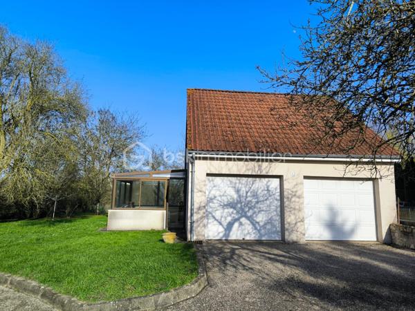 Amoureux des belles pierres ? Cette maison traditionnelle ne manquera pas de vous séduire.

Ses murs en pierre, ses poutres apparentes et sa grande pièce de vie conviviale avec poêle à bois créent une ambiance pleine de charme, où il fait bon se retrouver en famille. La cuisine séparée, spacieuse et lumineuse, invite à la convivialité.

Au rez-de-chaussée, une chambre permet une vie de plain-pied. 
À l’étage, trois belles chambres, une salle d’eau et de bains offrent tout le confort nécessaire pour une famille.

Le studio indépendant, avec sa grande pièce de vie, sa mezzanine et sa salle d’eau avec WC, ouvre de multiples possibilités : espace ado, télétravail, location saisonnière ou accueil d’amis.

Un double garage impeccable et son grenier aménageable viennent parfaire cet ensemble.

Le tout dans un quartier calme, à l’abri des regards, où règnent tranquillité et authenticité.