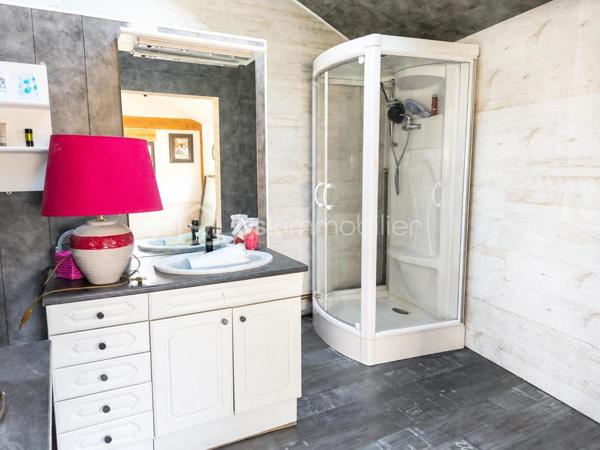 Amoureux des belles pierres ? Cette maison traditionnelle ne manquera pas de vous séduire.

Ses murs en pierre, ses poutres apparentes et sa grande pièce de vie conviviale avec poêle à bois créent une ambiance pleine de charme, où il fait bon se retrouver en famille. La cuisine séparée, spacieuse et lumineuse, invite à la convivialité.

Au rez-de-chaussée, une chambre permet une vie de plain-pied. 
À l’étage, trois belles chambres, une salle d’eau et de bains offrent tout le confort nécessaire pour une famille.

Le studio indépendant, avec sa grande pièce de vie, sa mezzanine et sa salle d’eau avec WC, ouvre de multiples possibilités : espace ado, télétravail, location saisonnière ou accueil d’amis.

Un double garage impeccable et son grenier aménageable viennent parfaire cet ensemble.

Le tout dans un quartier calme, à l’abri des regards, où règnent tranquillité et authenticité.