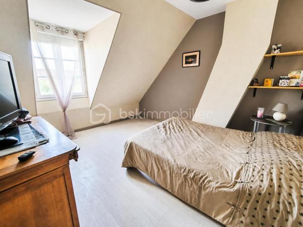 Amoureux des belles pierres ? Cette maison traditionnelle ne manquera pas de vous séduire.

Ses murs en pierre, ses poutres apparentes et sa grande pièce de vie conviviale avec poêle à bois créent une ambiance pleine de charme, où il fait bon se retrouver en famille. La cuisine séparée, spacieuse et lumineuse, invite à la convivialité.

Au rez-de-chaussée, une chambre permet une vie de plain-pied. 
À l’étage, trois belles chambres, une salle d’eau et de bains offrent tout le confort nécessaire pour une famille.

Le studio indépendant, avec sa grande pièce de vie, sa mezzanine et sa salle d’eau avec WC, ouvre de multiples possibilités : espace ado, télétravail, location saisonnière ou accueil d’amis.

Un double garage impeccable et son grenier aménageable viennent parfaire cet ensemble.

Le tout dans un quartier calme, à l’abri des regards, où règnent tranquillité et authenticité.