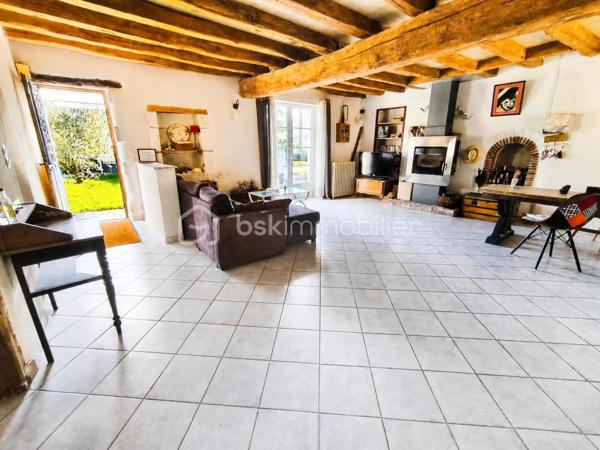 Amoureux des belles pierres ? Cette maison traditionnelle ne manquera pas de vous séduire.

Ses murs en pierre, ses poutres apparentes et sa grande pièce de vie conviviale avec poêle à bois créent une ambiance pleine de charme, où il fait bon se retrouver en famille. La cuisine séparée, spacieuse et lumineuse, invite à la convivialité.

Au rez-de-chaussée, une chambre permet une vie de plain-pied. 
À l’étage, trois belles chambres, une salle d’eau et de bains offrent tout le confort nécessaire pour une famille.

Le studio indépendant, avec sa grande pièce de vie, sa mezzanine et sa salle d’eau avec WC, ouvre de multiples possibilités : espace ado, télétravail, location saisonnière ou accueil d’amis.

Un double garage impeccable et son grenier aménageable viennent parfaire cet ensemble.

Le tout dans un quartier calme, à l’abri des regards, où règnent tranquillité et authenticité.