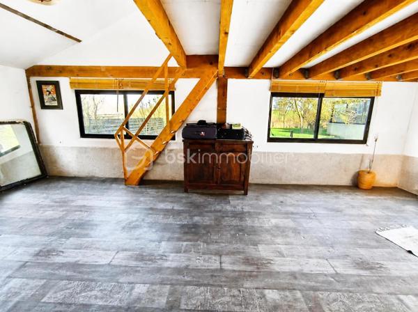 Amoureux des belles pierres ? Cette maison traditionnelle ne manquera pas de vous séduire.

Ses murs en pierre, ses poutres apparentes et sa grande pièce de vie conviviale avec poêle à bois créent une ambiance pleine de charme, où il fait bon se retrouver en famille. La cuisine séparée, spacieuse et lumineuse, invite à la convivialité.

Au rez-de-chaussée, une chambre permet une vie de plain-pied. 
À l’étage, trois belles chambres, une salle d’eau et de bains offrent tout le confort nécessaire pour une famille.

Le studio indépendant, avec sa grande pièce de vie, sa mezzanine et sa salle d’eau avec WC, ouvre de multiples possibilités : espace ado, télétravail, location saisonnière ou accueil d’amis.

Un double garage impeccable et son grenier aménageable viennent parfaire cet ensemble.

Le tout dans un quartier calme, à l’abri des regards, où règnent tranquillité et authenticité.