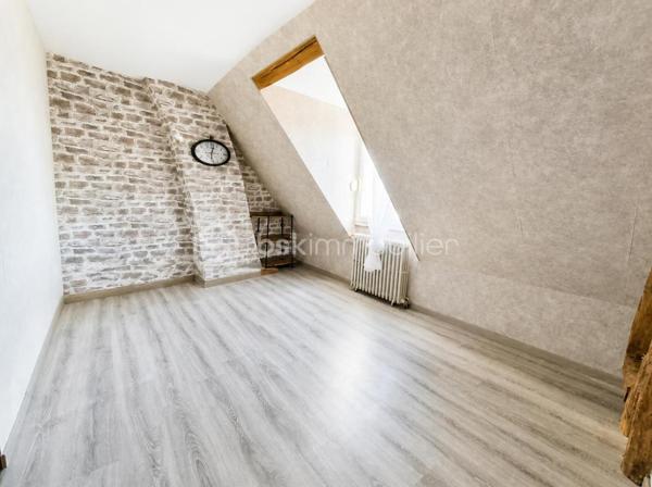 Amoureux des belles pierres ? Cette maison traditionnelle ne manquera pas de vous séduire.

Ses murs en pierre, ses poutres apparentes et sa grande pièce de vie conviviale avec poêle à bois créent une ambiance pleine de charme, où il fait bon se retrouver en famille. La cuisine séparée, spacieuse et lumineuse, invite à la convivialité.

Au rez-de-chaussée, une chambre permet une vie de plain-pied. 
À l’étage, trois belles chambres, une salle d’eau et de bains offrent tout le confort nécessaire pour une famille.

Le studio indépendant, avec sa grande pièce de vie, sa mezzanine et sa salle d’eau avec WC, ouvre de multiples possibilités : espace ado, télétravail, location saisonnière ou accueil d’amis.

Un double garage impeccable et son grenier aménageable viennent parfaire cet ensemble.

Le tout dans un quartier calme, à l’abri des regards, où règnent tranquillité et authenticité.