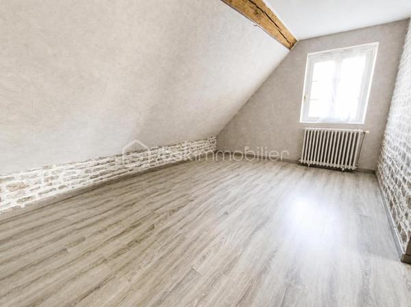 Amoureux des belles pierres ? Cette maison traditionnelle ne manquera pas de vous séduire.

Ses murs en pierre, ses poutres apparentes et sa grande pièce de vie conviviale avec poêle à bois créent une ambiance pleine de charme, où il fait bon se retrouver en famille. La cuisine séparée, spacieuse et lumineuse, invite à la convivialité.

Au rez-de-chaussée, une chambre permet une vie de plain-pied. 
À l’étage, trois belles chambres, une salle d’eau et de bains offrent tout le confort nécessaire pour une famille.

Le studio indépendant, avec sa grande pièce de vie, sa mezzanine et sa salle d’eau avec WC, ouvre de multiples possibilités : espace ado, télétravail, location saisonnière ou accueil d’amis.

Un double garage impeccable et son grenier aménageable viennent parfaire cet ensemble.

Le tout dans un quartier calme, à l’abri des regards, où règnent tranquillité et authenticité.