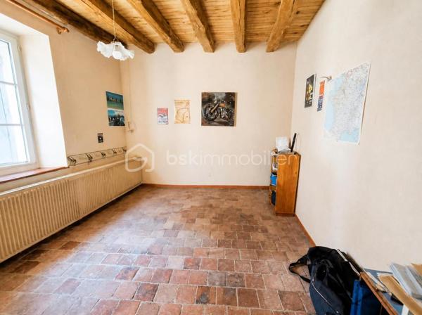 Amoureux des belles pierres ? Cette maison traditionnelle ne manquera pas de vous séduire.

Ses murs en pierre, ses poutres apparentes et sa grande pièce de vie conviviale avec poêle à bois créent une ambiance pleine de charme, où il fait bon se retrouver en famille. La cuisine séparée, spacieuse et lumineuse, invite à la convivialité.

Au rez-de-chaussée, une chambre permet une vie de plain-pied. 
À l’étage, trois belles chambres, une salle d’eau et de bains offrent tout le confort nécessaire pour une famille.

Le studio indépendant, avec sa grande pièce de vie, sa mezzanine et sa salle d’eau avec WC, ouvre de multiples possibilités : espace ado, télétravail, location saisonnière ou accueil d’amis.

Un double garage impeccable et son grenier aménageable viennent parfaire cet ensemble.

Le tout dans un quartier calme, à l’abri des regards, où règnent tranquillité et authenticité.