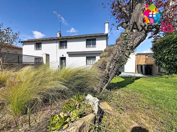 Perreux (42120) A VENDRE - PERREUX - MAISON ENTIÈREMENT RÉNOVÉE AVEC TROIS CHAMBRES, TERRASSE, TERRAIN ET GARAGE