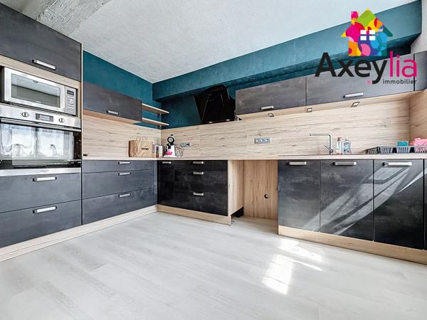 Perreux (42120) A VENDRE - PERREUX - MAISON ENTIÈREMENT RÉNOVÉE AVEC TROIS CHAMBRES, TERRASSE, TERRAIN ET GARAGE