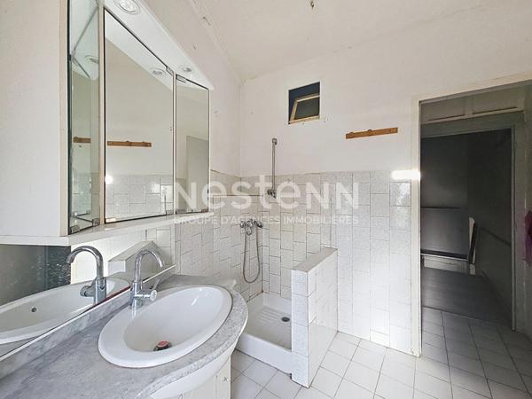 Maison à rénover à BAS EN BASSET sur terrain clos de mur 470 m².