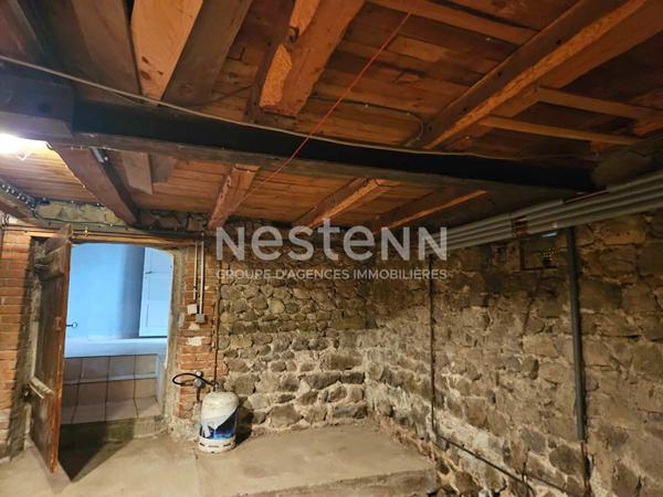 Maison à rénover à BAS EN BASSET sur terrain clos de mur 470 m².