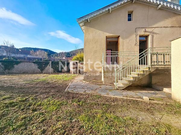 Maison à rénover à BAS EN BASSET sur terrain clos de mur 470 m².