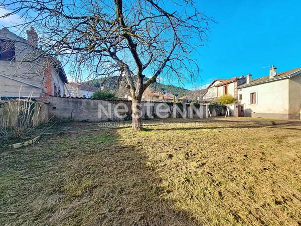 Maison à rénover à BAS EN BASSET sur terrain clos de mur 470 m².