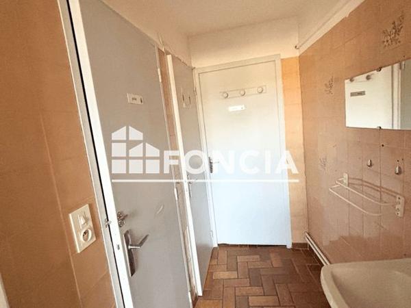 Location Local commercial 1 pièce 93.5 m² - PLACE DU CHAMP DE MARS Meysse 07400