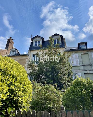 Maison
         9 pièces
        - 220 m² Exclusivité 1 071 000 € *