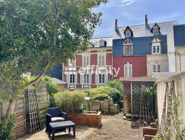 Maison
         9 pièces
        - 220 m² Exclusivité 1 071 000 € *