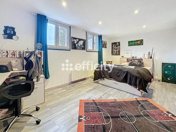 Maison
         6 pièces
        - 170 m²
