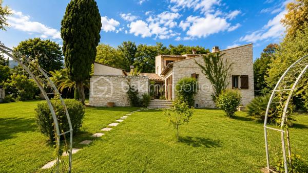 Dans le quartier de La Sine à Vence, à proximité immédiate des écoles, transports et avec un accès rapide au centre-ville, découvrez cette maison familiale de 253m2 loi carrez avec intérieur entièrement rénové et excellent DPE  B.

Au rez-de-chaussée, vous profiterez d’un vaste séjour avec une belle hauteur sous plafond comprenant une cuisine neuve équipée, une buanderie ainsi que deux chambres en suite disposant chacune de leur propre salle de bain et un wc invité. Une véranda complète ce niveau et pourra être réaménagée selon vos envies. 

À l’étage, la maison dispose de deux chambres supplémentaires, d’un bureau idéal pour le télétravail ainsi que d’une salle d’eau et 2 WC. Une tropezienne permet de profiter de l'extérieur.

Coté jardin, la maison offre un agréable patio d’entrée, une grande terrasse sans vis-à-vis et un terrain piscinable permettant de profiter pleinement du cadre verdoyant. 

Cette villa est implantée sur une parcelle d’environ 4000 m² constructible ouvrant le champ des possibilités.

S'ajoute une mezzanine dans les combles accessible par l'extérieur pouvant servir de coin jeu, lecture, chambre ou autre selon vos envies.

Une maison fonctionnelle, aux beaux volumes, parfaitement adaptée à une famille recherchant confort, espace et tranquillité sur le secteur de Vence.

Les +
- maison rénovée familiale avec de beaux volumes
- 4 chambres et 1 bureau
- 2 salles d'eau et 1 salle de bain
- une buanderie
- terrain plat constructible et piscinable d'environ 4000m2
- aire de stationnement
- proche écoles, services, transports et centre ville
- électricité neuve
- DPE B

Un bien rare sur le marché. A découvrir sans tarder !
