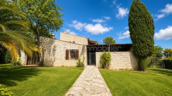 Dans le quartier de La Sine à Vence, à proximité immédiate des écoles, transports et avec un accès rapide au centre-ville, découvrez cette maison familiale de 253m2 loi carrez avec intérieur entièrement rénové et excellent DPE  B.

Au rez-de-chaussée, vous profiterez d’un vaste séjour avec une belle hauteur sous plafond comprenant une cuisine neuve équipée, une buanderie ainsi que deux chambres en suite disposant chacune de leur propre salle de bain et un wc invité. Une véranda complète ce niveau et pourra être réaménagée selon vos envies. 

À l’étage, la maison dispose de deux chambres supplémentaires, d’un bureau idéal pour le télétravail ainsi que d’une salle d’eau et 2 WC. Une tropezienne permet de profiter de l'extérieur.

Coté jardin, la maison offre un agréable patio d’entrée, une grande terrasse sans vis-à-vis et un terrain piscinable permettant de profiter pleinement du cadre verdoyant. 

Cette villa est implantée sur une parcelle d’environ 4000 m² constructible ouvrant le champ des possibilités.

S'ajoute une mezzanine dans les combles accessible par l'extérieur pouvant servir de coin jeu, lecture, chambre ou autre selon vos envies.

Une maison fonctionnelle, aux beaux volumes, parfaitement adaptée à une famille recherchant confort, espace et tranquillité sur le secteur de Vence.

Les +
- maison rénovée familiale avec de beaux volumes
- 4 chambres et 1 bureau
- 2 salles d'eau et 1 salle de bain
- une buanderie
- terrain plat constructible et piscinable d'environ 4000m2
- aire de stationnement
- proche écoles, services, transports et centre ville
- électricité neuve
- DPE B

Un bien rare sur le marché. A découvrir sans tarder !