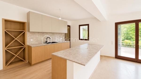 Dans le quartier de La Sine à Vence, à proximité immédiate des écoles, transports et avec un accès rapide au centre-ville, découvrez cette maison familiale de 253m2 loi carrez avec intérieur entièrement rénové et excellent DPE  B.

Au rez-de-chaussée, vous profiterez d’un vaste séjour avec une belle hauteur sous plafond comprenant une cuisine neuve équipée, une buanderie ainsi que deux chambres en suite disposant chacune de leur propre salle de bain et un wc invité. Une véranda complète ce niveau et pourra être réaménagée selon vos envies. 

À l’étage, la maison dispose de deux chambres supplémentaires, d’un bureau idéal pour le télétravail ainsi que d’une salle d’eau et 2 WC. Une tropezienne permet de profiter de l'extérieur.

Coté jardin, la maison offre un agréable patio d’entrée, une grande terrasse sans vis-à-vis et un terrain piscinable permettant de profiter pleinement du cadre verdoyant. 

Cette villa est implantée sur une parcelle d’environ 4000 m² constructible ouvrant le champ des possibilités.

S'ajoute une mezzanine dans les combles accessible par l'extérieur pouvant servir de coin jeu, lecture, chambre ou autre selon vos envies.

Une maison fonctionnelle, aux beaux volumes, parfaitement adaptée à une famille recherchant confort, espace et tranquillité sur le secteur de Vence.

Les +
- maison rénovée familiale avec de beaux volumes
- 4 chambres et 1 bureau
- 2 salles d'eau et 1 salle de bain
- une buanderie
- terrain plat constructible et piscinable d'environ 4000m2
- aire de stationnement
- proche écoles, services, transports et centre ville
- électricité neuve
- DPE B

Un bien rare sur le marché. A découvrir sans tarder !