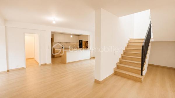 Dans le quartier de La Sine à Vence, à proximité immédiate des écoles, transports et avec un accès rapide au centre-ville, découvrez cette maison familiale de 253m2 loi carrez avec intérieur entièrement rénové et excellent DPE  B.

Au rez-de-chaussée, vous profiterez d’un vaste séjour avec une belle hauteur sous plafond comprenant une cuisine neuve équipée, une buanderie ainsi que deux chambres en suite disposant chacune de leur propre salle de bain et un wc invité. Une véranda complète ce niveau et pourra être réaménagée selon vos envies. 

À l’étage, la maison dispose de deux chambres supplémentaires, d’un bureau idéal pour le télétravail ainsi que d’une salle d’eau et 2 WC. Une tropezienne permet de profiter de l'extérieur.

Coté jardin, la maison offre un agréable patio d’entrée, une grande terrasse sans vis-à-vis et un terrain piscinable permettant de profiter pleinement du cadre verdoyant. 

Cette villa est implantée sur une parcelle d’environ 4000 m² constructible ouvrant le champ des possibilités.

S'ajoute une mezzanine dans les combles accessible par l'extérieur pouvant servir de coin jeu, lecture, chambre ou autre selon vos envies.

Une maison fonctionnelle, aux beaux volumes, parfaitement adaptée à une famille recherchant confort, espace et tranquillité sur le secteur de Vence.

Les +
- maison rénovée familiale avec de beaux volumes
- 4 chambres et 1 bureau
- 2 salles d'eau et 1 salle de bain
- une buanderie
- terrain plat constructible et piscinable d'environ 4000m2
- aire de stationnement
- proche écoles, services, transports et centre ville
- électricité neuve
- DPE B

Un bien rare sur le marché. A découvrir sans tarder !